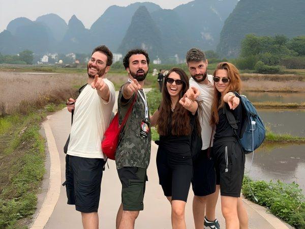 Visitors Enjoy Longji Day Tour