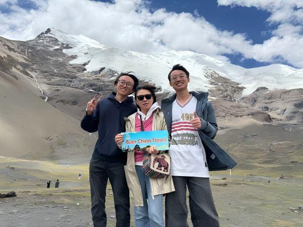 Visitors Enjoy Xizang Private Tour