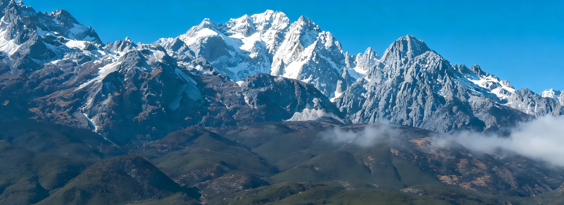 Explore Yunnan Private Tours to Enjoy the Panoramic View of Jade Gragon Snow Mountain