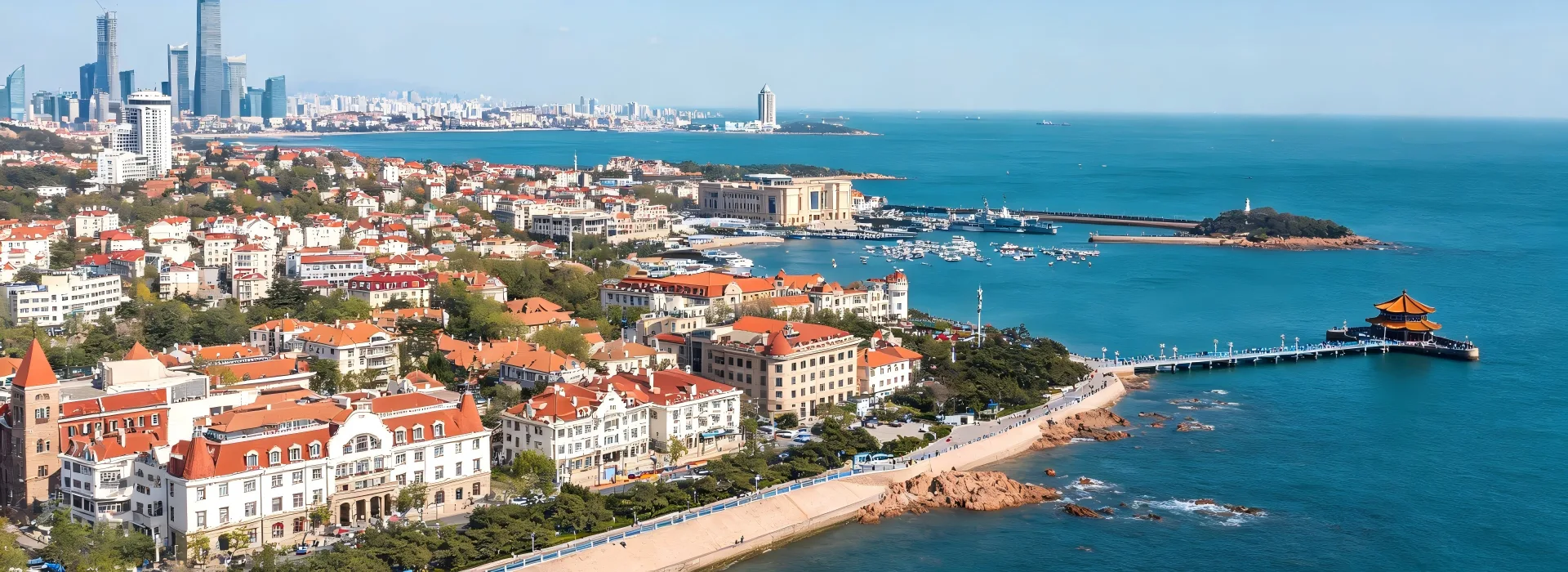 Coastal scenery with red-tiled villas, blue sea and fresh sea breeze in Qingdao