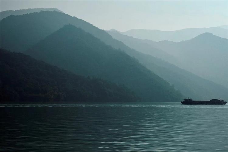 The scenery of the cloudy Fuchun River