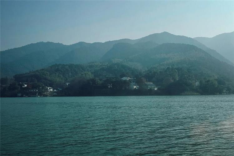 The scenery of the Fuchun River on a sunny day