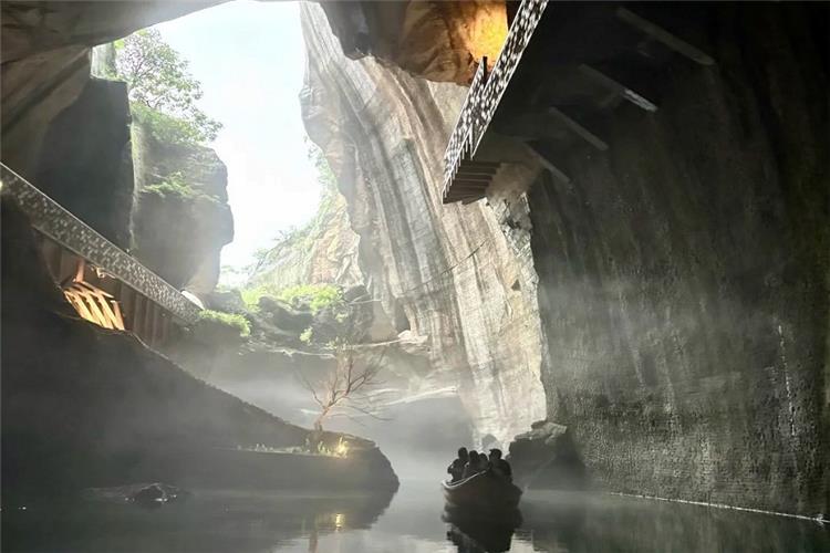 Yellow Rock Grotto The misty scenery within the Huang Rock Grottoes