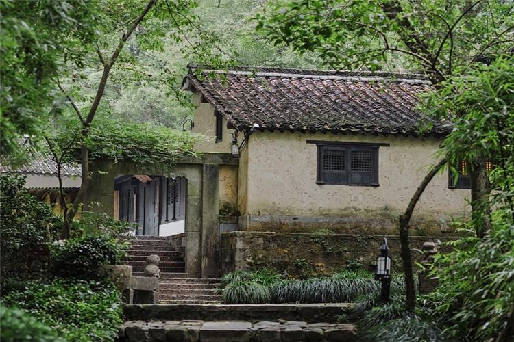 Quiet old earthen tile house hidden among green bamboo and trees in tranquil Amanfayun ancient village near Lingyin Temple