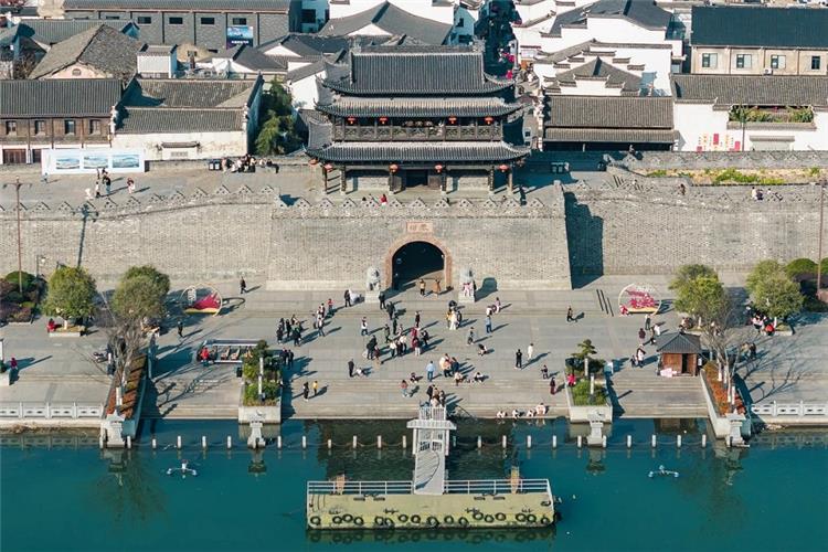 The intersection of the Yanzhou Acient City and the Xin'an River.