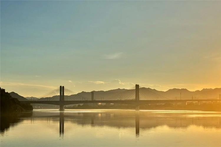 Sunset over the Xin'an River Bridge