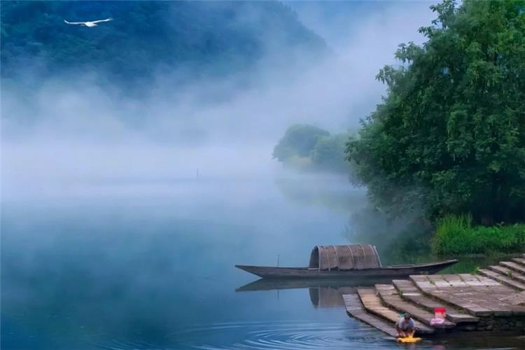 The local villagers are doing laundry in the Xin'an River Reservoir