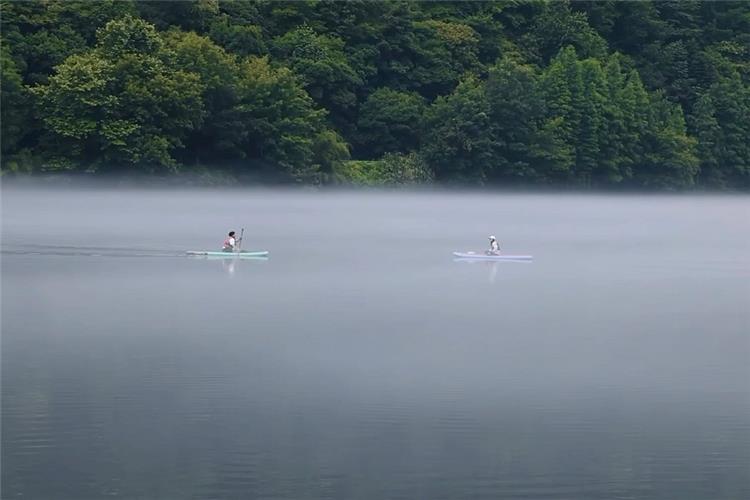 Boating on the Xin'an River with heavy fog.