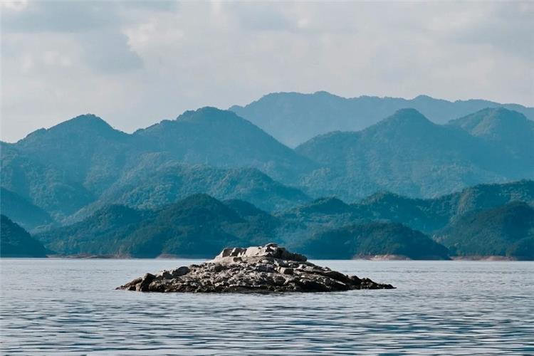 One corner of the rock that is surrounded in the middle of the Qiandao Lake
