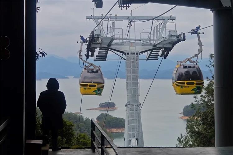 Take the cable car to reach the viewing platform of Meifeng.