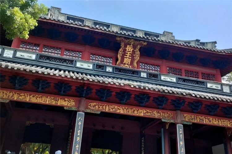 Yuewang Temple in Hangzhou showing solemn ancient Chinese memorial architecture