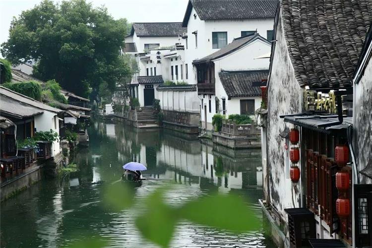 Xiaohe Street in Hangzhou presenting white-walled black-tiled houses beside canal water