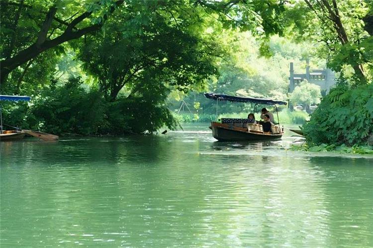 Cruise on West Lake with vintage hand-rowed boats, enjoying panoramic scenery of causeways, pagodas and blooming flowers along the lakeshore