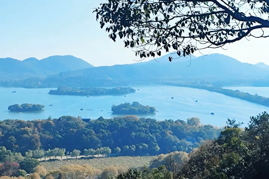 Hiking trip on Baoshi Mountain beside West Lake in Hangzhou