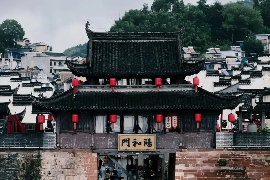 Huizhou Ancient City, Anhui Huizhou Ancient City in She County Huangshan, one of China’s four best-preserved ancient cities with grand ancient city gates