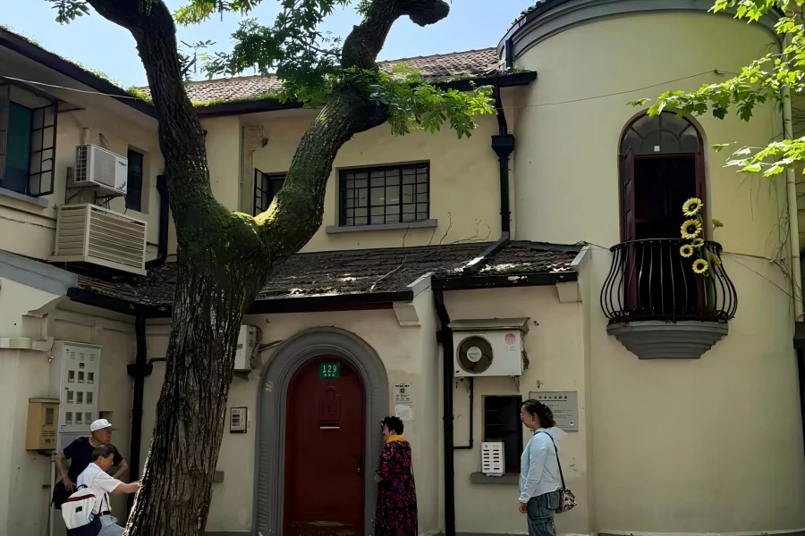 Famous cultural and tourist avenue gathering historic villas, showcasing the unique style of old Shanghai