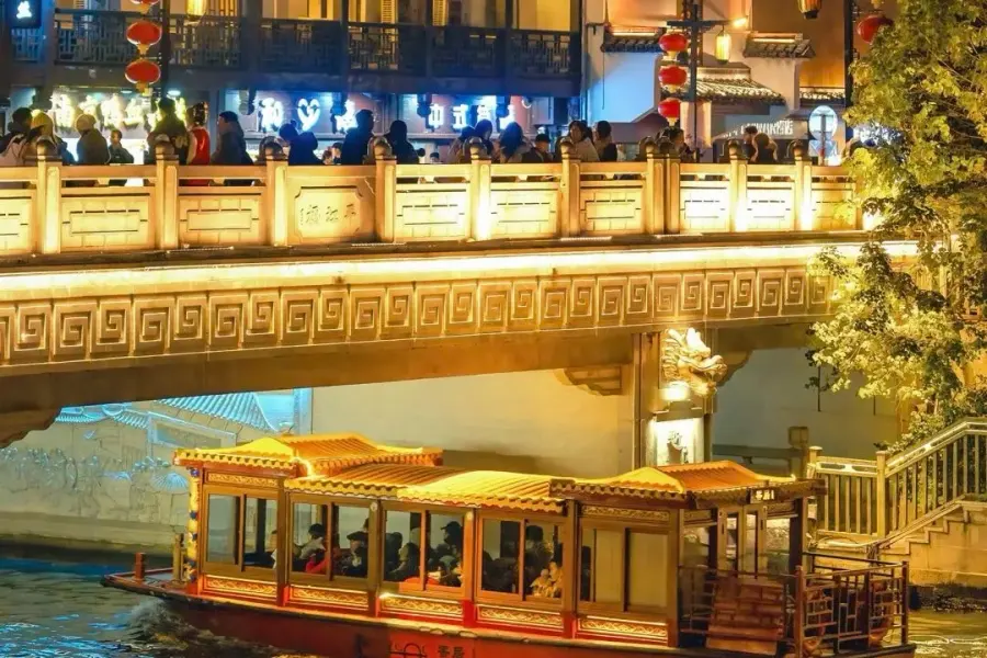 Night Tour of Qinhuai River Boat cruise along the ancient Qinhuai River at night