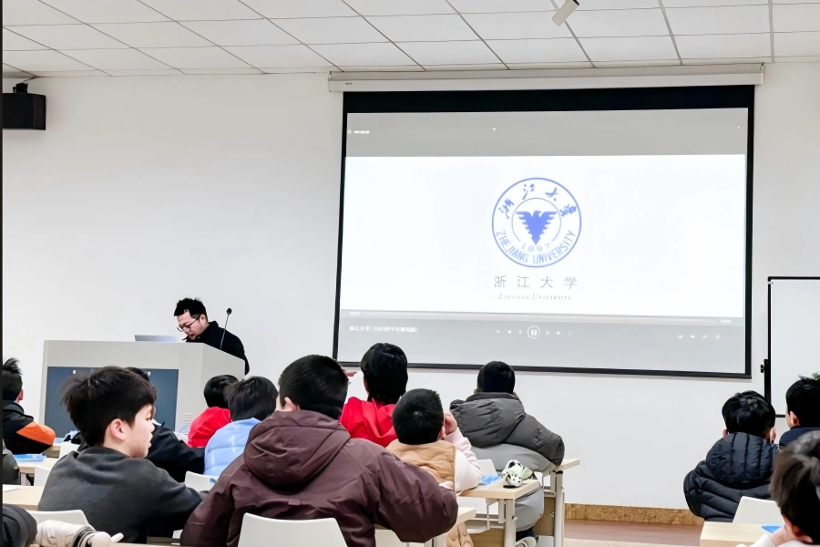 Zhejiang University expert delivers AI course for children students