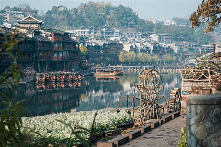 Water wheels and stilt?house skyline along Tuojiang River, Fenghuang Ancient Town