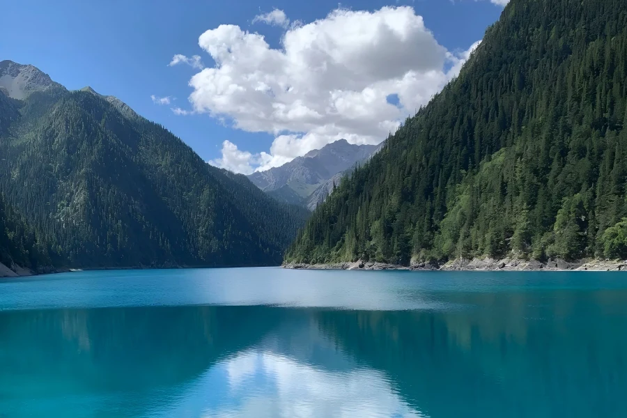 Jiuzhaigou Valley, travertine alpine lakes with vivid turquoise?blue water, cascading waterfalls and primeval mountain forests, Sichuan world natural heritage siteChinacultu...