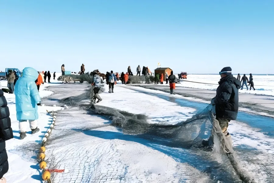 Songhua River Fishing Experience Experience traditional winter fishing on the frozen Songhua River.
