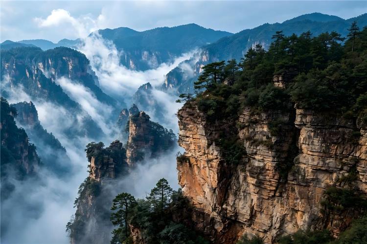 Huangshan sea of clouds and rocky peaks