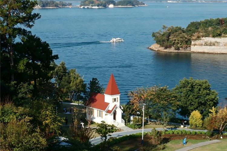 Thousand Island Lake lakeside chapel view