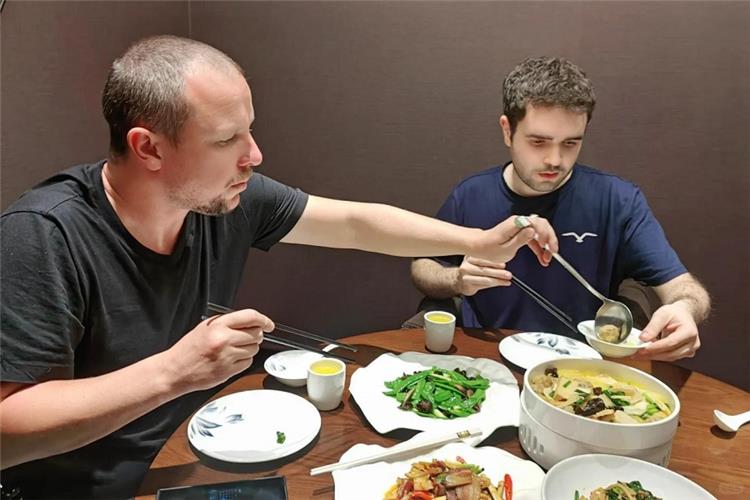 Foreign guests enjoying Chinese local cuisine