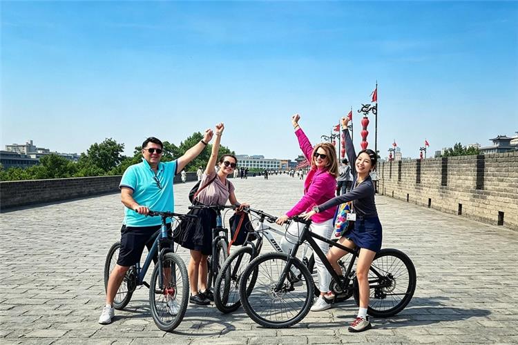 Group Photo on Xian City Wall Tour group on Xian City Wall cycling tour