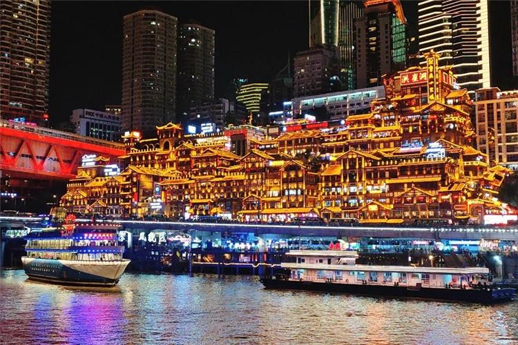 Lit?up Hongyadong waterfront night view Chongqing