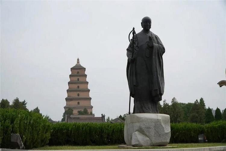 Xuanzang statue and Giant Wild Goose Pagoda, Xian
