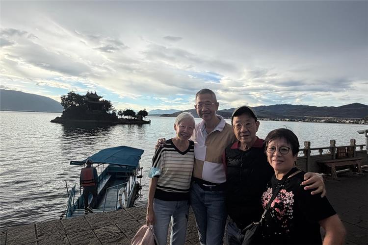 Buer China Travel Group Lakeside Tour Photo Senior tourist group portrait by Yunnan lake, island pavilion and boat in background