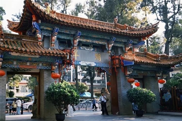 Cuihu Park Main Gate, Kunming Ornate traditional Chinese memorial archway entrance to Cuihu Park Kunming