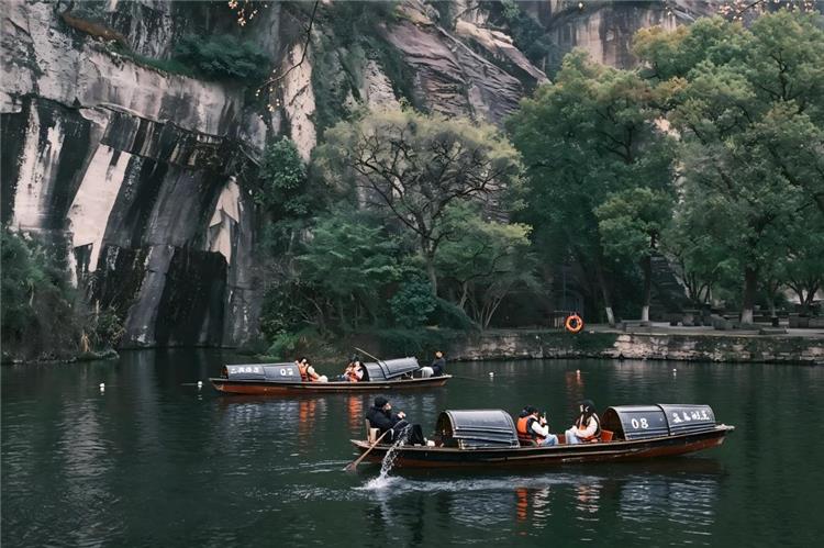 East Lake, Shaoxing Shaoxing East Lake with wooden boats and steep rocky cliffs