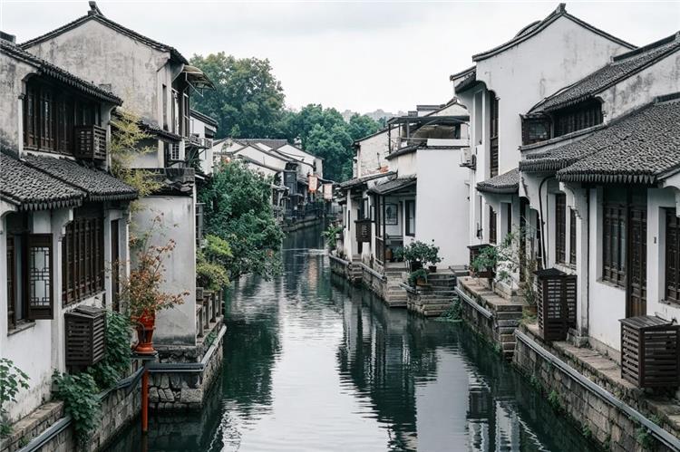 Cangqiao Street, Shaoxing Cangqiao Street canal flanked by traditional Jiangnan-style houses