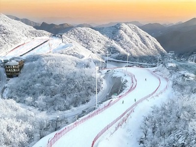 A panoramic view of Moganshan Daming Mountain Ski Resort during Moganshan Skiing Tour from Hangzhou