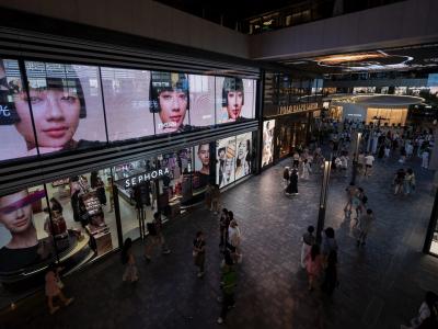 Beijing Taikoo Li Shopping Mall is bustling with people at night