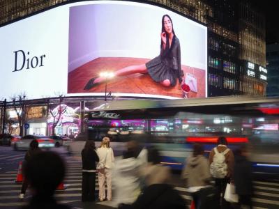 Giant Curved Dior LED Billboard At Hangzhou Hubin In77 Night Bustling Pedestrian Street With Blurred Traffic And Crowds