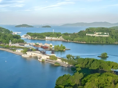 Panoramic scenery of Taihu Lake, green islands, ancient pavilions and lush forest lakeshore
