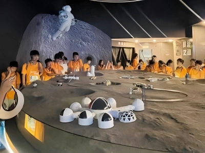 Students visiting moon base sand table model at Zhejiang University AI study?tour base