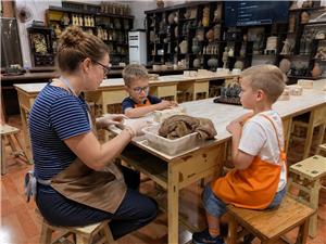 Family hands?on terracotta craft workshop in Xi'an