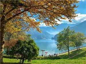 Fall scenery of Cuihua Mountain lakeshore