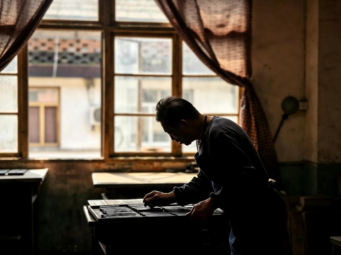 Hukaiwen Ink Factory craftsman working at wooden table