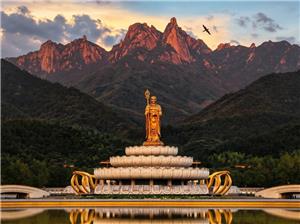 Jiuhuashan Ksitigarbha Buddha statue on lotus platform