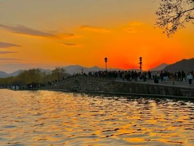 Sunset Atmosphere Over The Broken Bridge of West Lake in Hangzhou Sunset Atmosphere Over The Broken Bridge of West Lake in Hangzhou