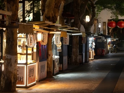 Night view of Hangzhou Hefang Street and small stalls at night