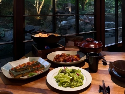 Atmosphere of Hangzhou Faxiang vegetarian restaurant on rainy days