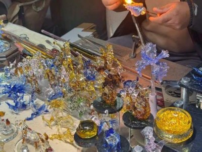 Handicraft booth in Wulin Night Market