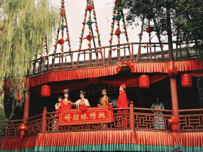 Song Dynasty Theme Park throws embroidered ball NPC performance