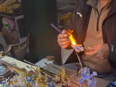 Glass handicrafts made on-site at Wulin Night Market